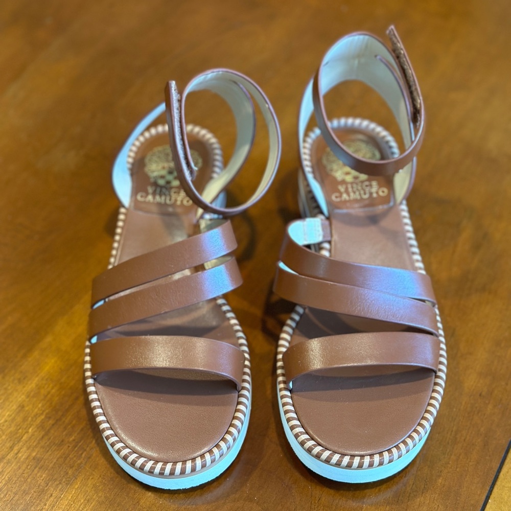 Vince Camuto Margreta walking sandals- EUC